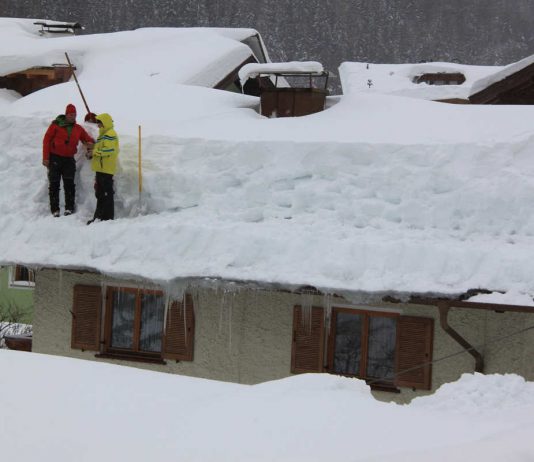 Odśnieżanie dachu zimą - czy to jest konieczne
