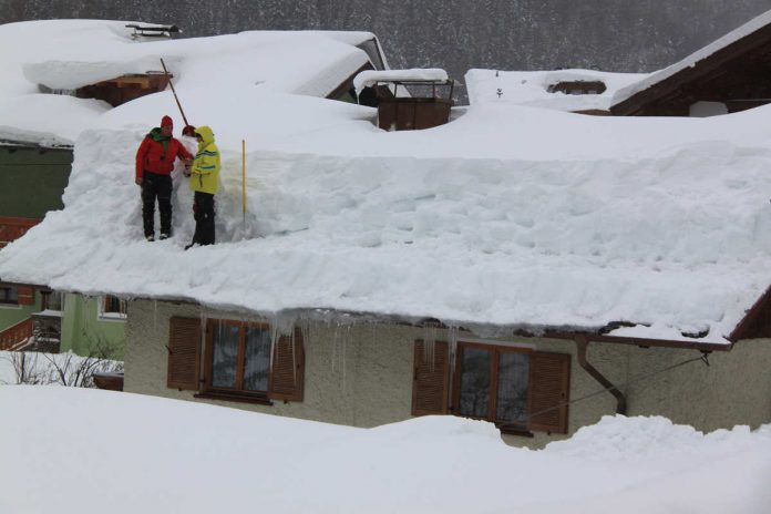 Odśnieżanie dachu zimą - czy to jest konieczne