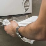 Ręcznik papierowy czy suszarka do rąk – co jest lepsze