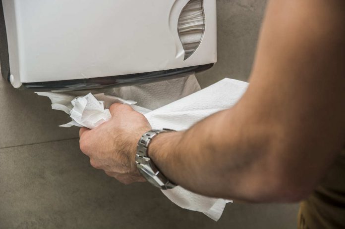 Ręcznik papierowy czy suszarka do rąk – co jest lepsze