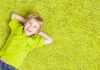 Zielony dywan w pokoju dziecięcym