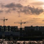 Nowe mieszkanie w centrum czy na obrzeżach – dlaczego warto wybrać to drugie?