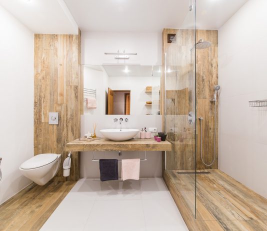 Płytki drewnopodobne w projekcie łazienki - jak układać i łączyć gres drewnopodobny?
