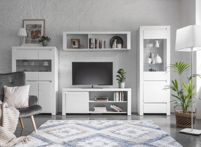 Biały salon – jakie dodatki wybrać?